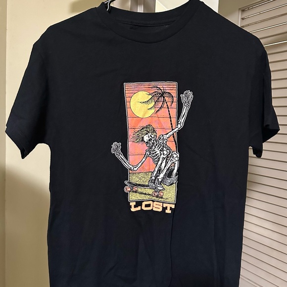 ...lost size small tee - Picture 2 of 2